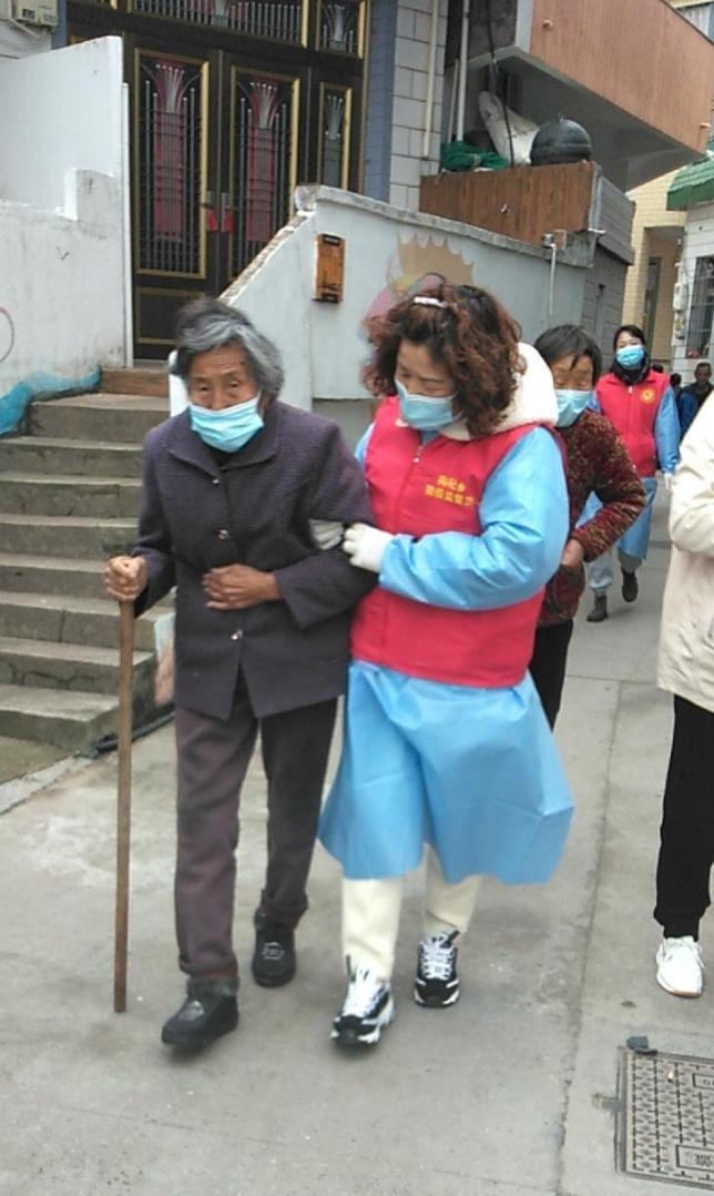 图片3 乡人大代表李国飞帮助老年人前往点位进行核酸采样.jpg 图片3 乡人大代表李国飞帮助老年人前往点位进行核酸采样.jpg